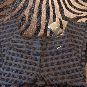 black and white nike leggings
